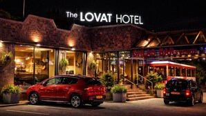 HOTEL LOVAT con un bar y un salón llamado GHLAS BAR & VENUE.