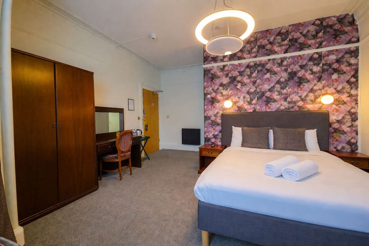 スタンダード ダブルルーム | 客室ごとに異なる装飾、客室ごとに異なるインテリア、デスク、ノートパソコン用作業スペース