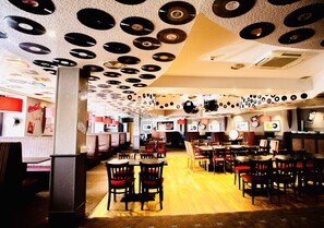 Déjeuner et dîner servis sur place