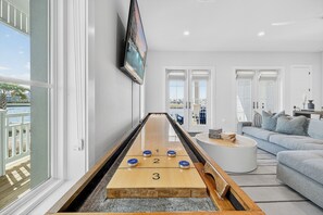 Smart-TV, DVD-spiller, bøker og filmbibliotek