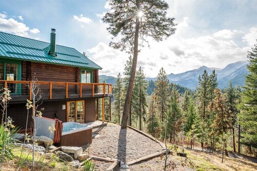 Secluded Custom Log Home + Valley Views + Hot Tub