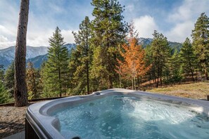 Outdoor spa tub - Secluded Custom Log Home with Intoxicating Views (Leavenworth)