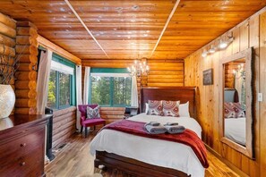 5 bedrooms, WiFi, bed sheets - Secluded Custom Log Home with Intoxicating Views (Leavenworth)