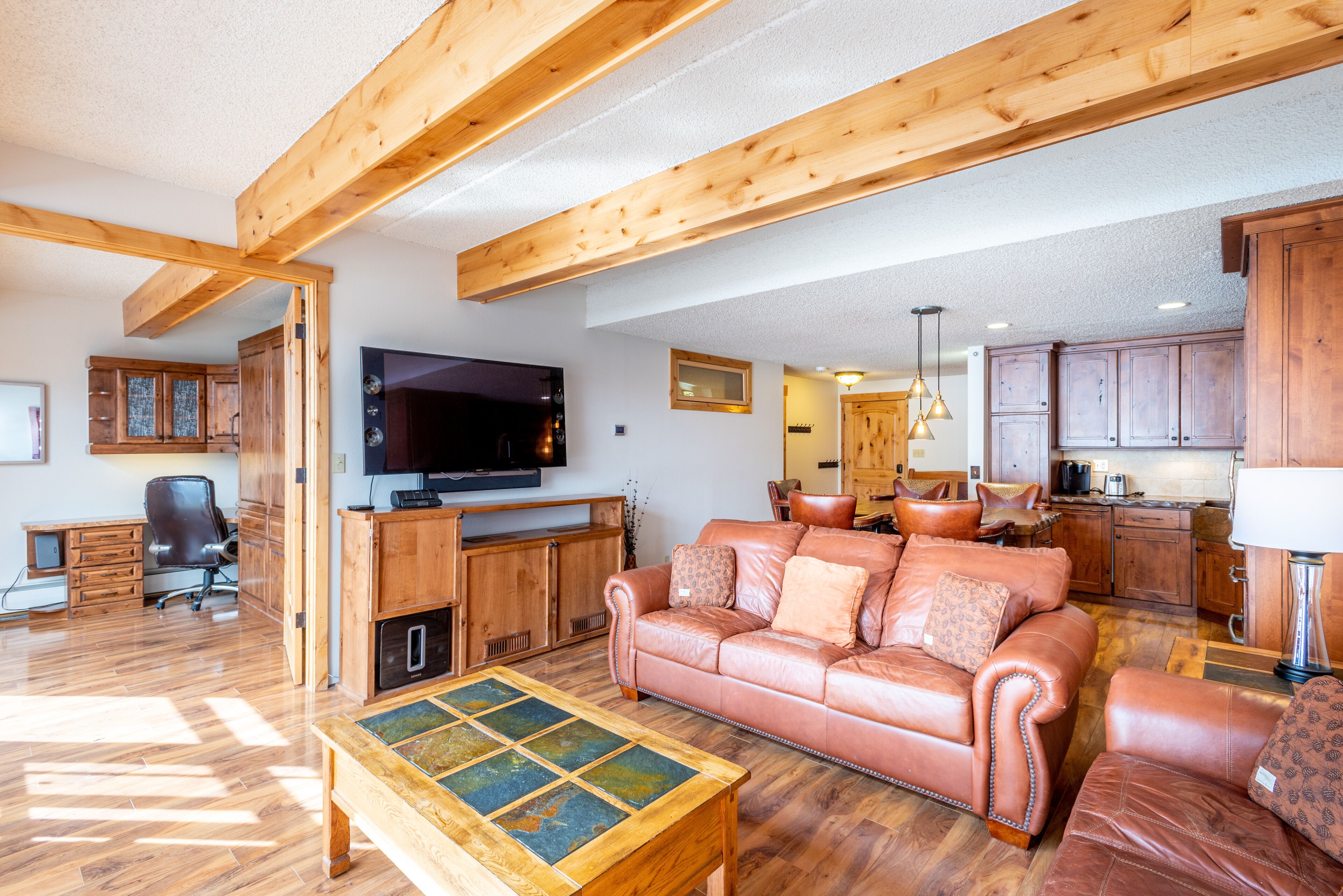 Perfect view of Super Bee, ski-in/out, wonderful sunlight, free WiFi, parking