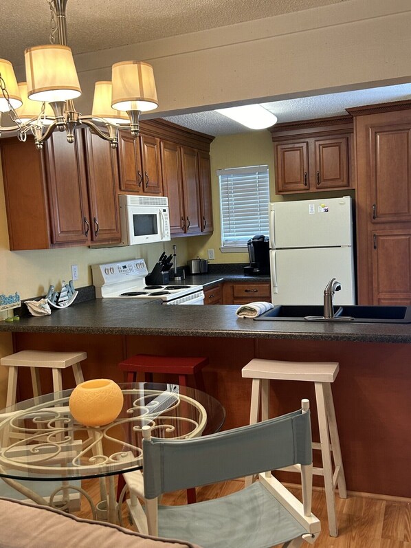 冷蔵庫、電子レンジ、オーブン、コンロ