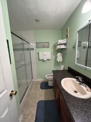 Douche, serviettes fournies