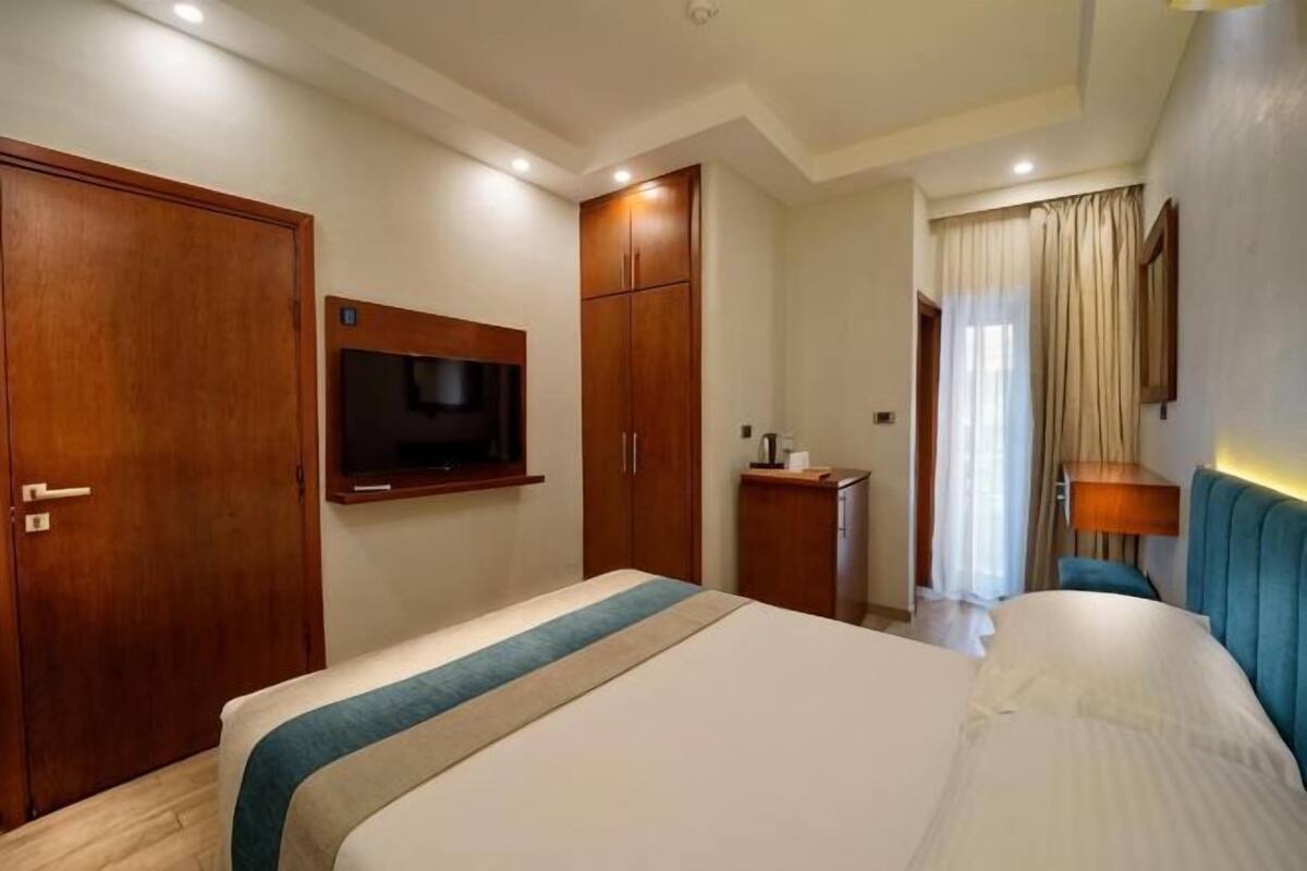 Minibar, WiFi (free), bed sheets