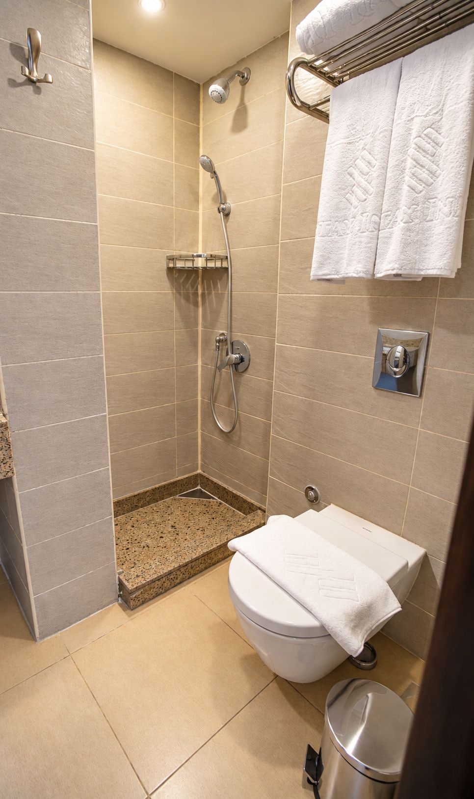 Ein modernes Badezimmer mit Dusche, Toilette und Waschbecken.
