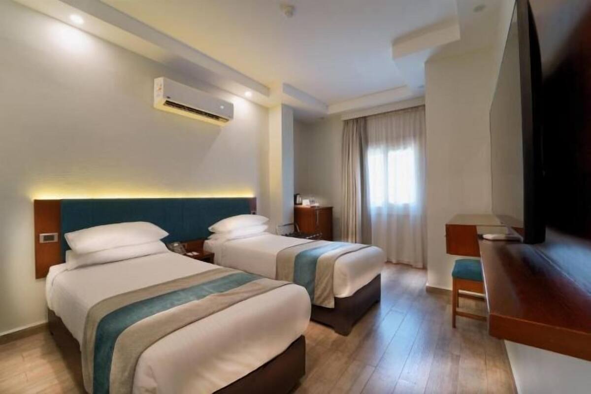 Minibar, free WiFi, bed sheets