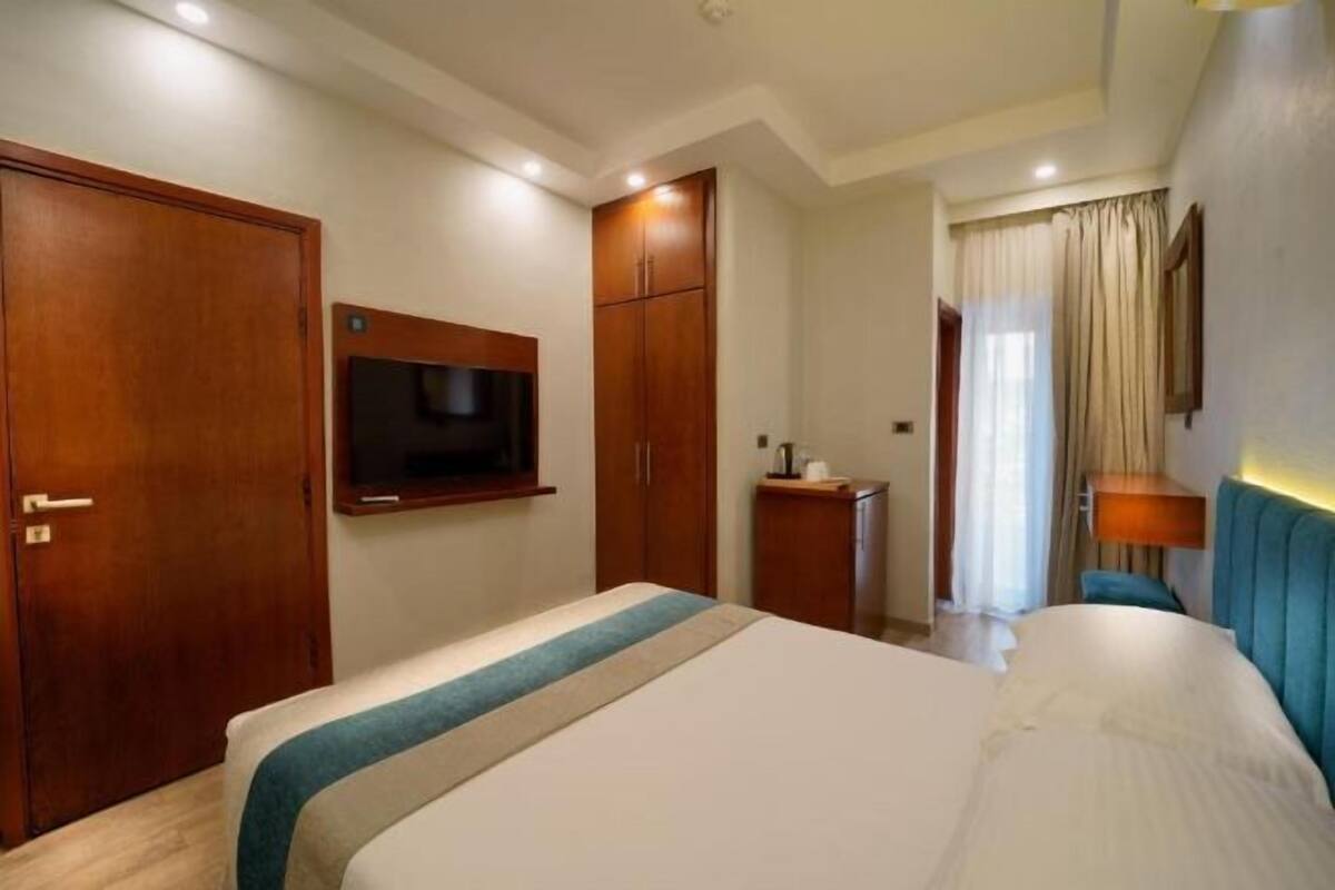 Minibar, free WiFi, bed sheets