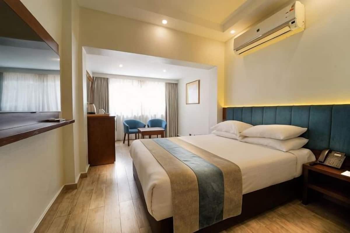 Minibar, WiFi (free), bed sheets