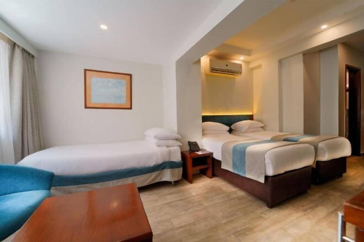 Minibar, free WiFi, bed sheets