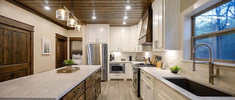 Kylskåp, mikrovågsugn, ugn och spishäll