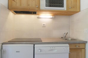 Fridge, oven, dishwasher, coffee/tea maker
