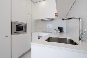 Kühlschrank, Mikrowelle, Ofen, Herdplatte