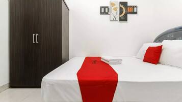 Une chambre d’hôtel avec un lit, une armoire et une œuvre d’art accrochée au mur.