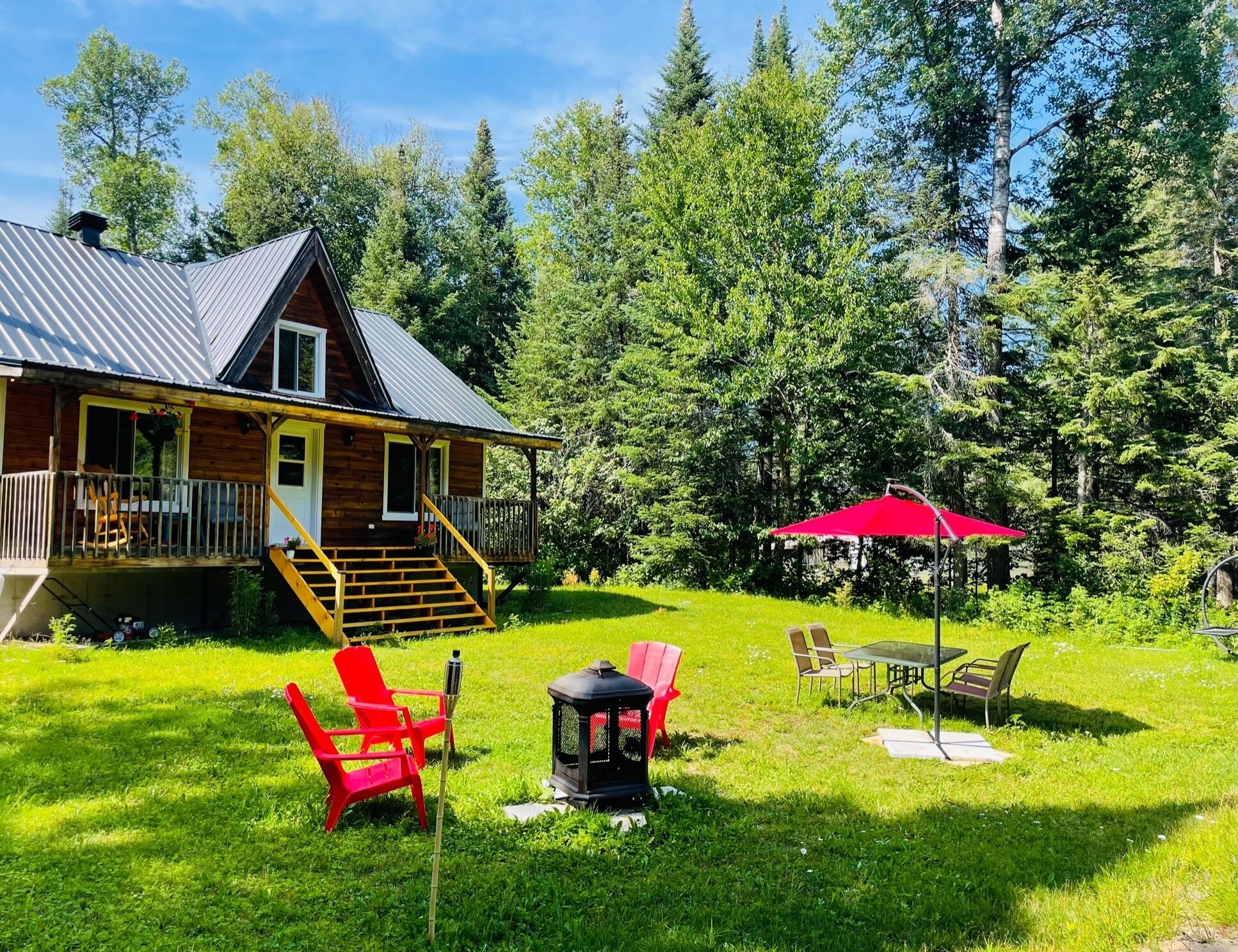 Cozy Cottage by the Rivière du Loup. 100' of private access.