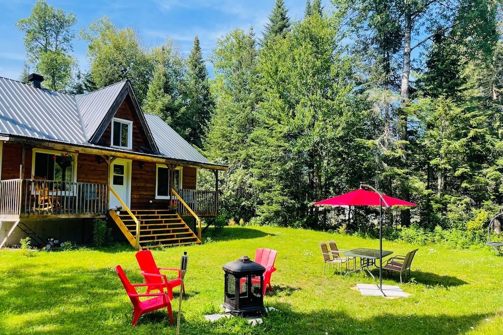 Cozy Cottage by the Rivière du Loup. 100' of private access.