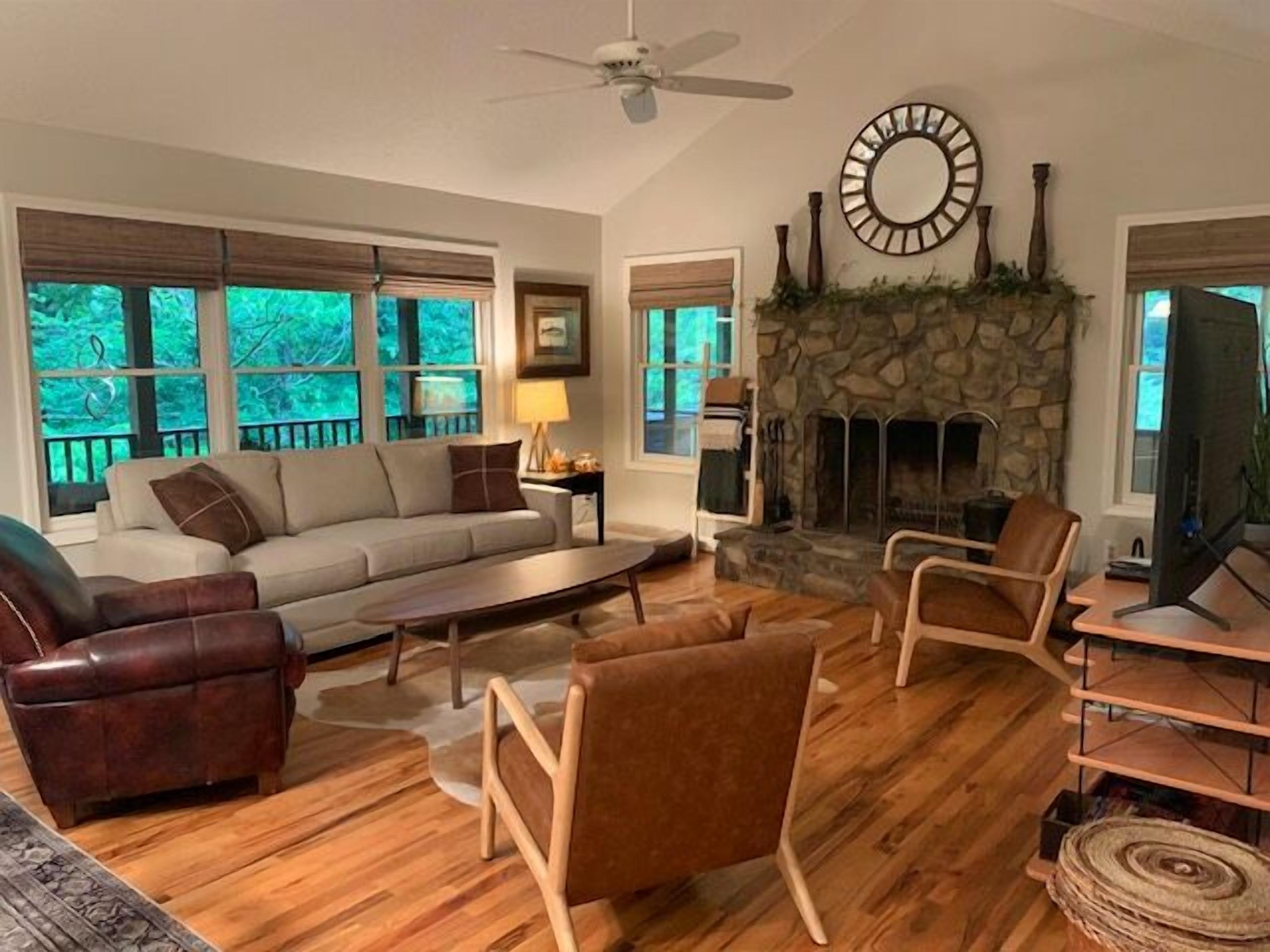 Romantic Cabin,Fireplace,Screened Porch,WiFi