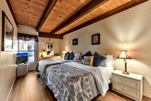 2 bedrooms, desk, iron/ironing board, free WiFi - Resort Magic LLV#471 Hot Tub, Ski, Beach, Hike, Gym, Sauna, Pool, Lake (South Lake Tahoe)