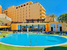 2 outdoor pools