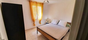 2 chambres, fer et planche à repasser, Wi-Fi, draps fournis