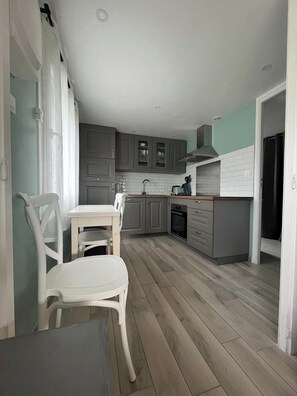 Kühlschrank, Mikrowelle, Ofen, Herdplatte
