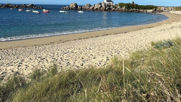 A beach with a lighthouse, rocky outcrops, and boats. - Charming house 800m from the sea and Ménéham (Kerlouan)