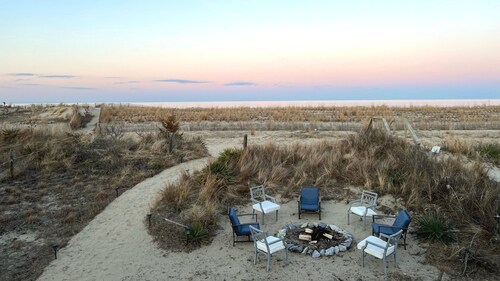 Beachfront Getaway (Backyard Fire Pit, Grill, Deck). 608 S Bayshore
