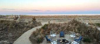 Beachfront Getaway (Backyard Fire Pit, Grill, Deck). 608 S Bayshore