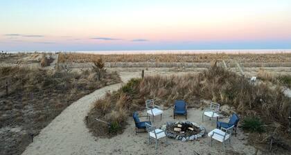 Beachfront Getaway (Backyard Fire Pit, Grill, Deck). 608 S Bayshore