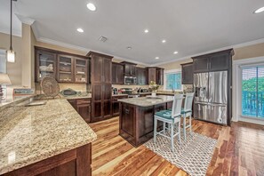 Køleskab, mikrobølgeovn, ovn, kogeplade