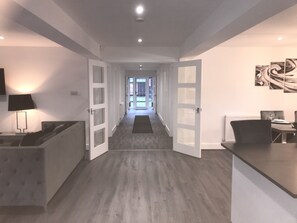 เคบิน, หลายเตียง | ห้องนั่งเล่น | ทีวี 30 นิ้ว พร้อมช่องดิจิตอล, เตาผิง