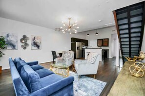 TV - Condo in Midtown. One block from downtown. Minutes from Texas Medical Center  (Houston)