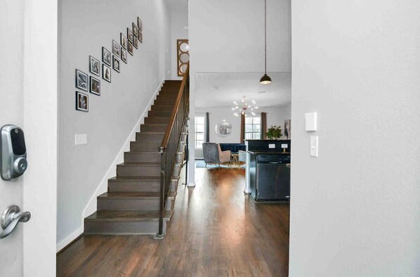 Interior - Condo in Midtown. One block from downtown. Minutes from Texas Medical Center  (Houston)