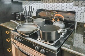 冰箱、微波炉、烤箱、炉灶