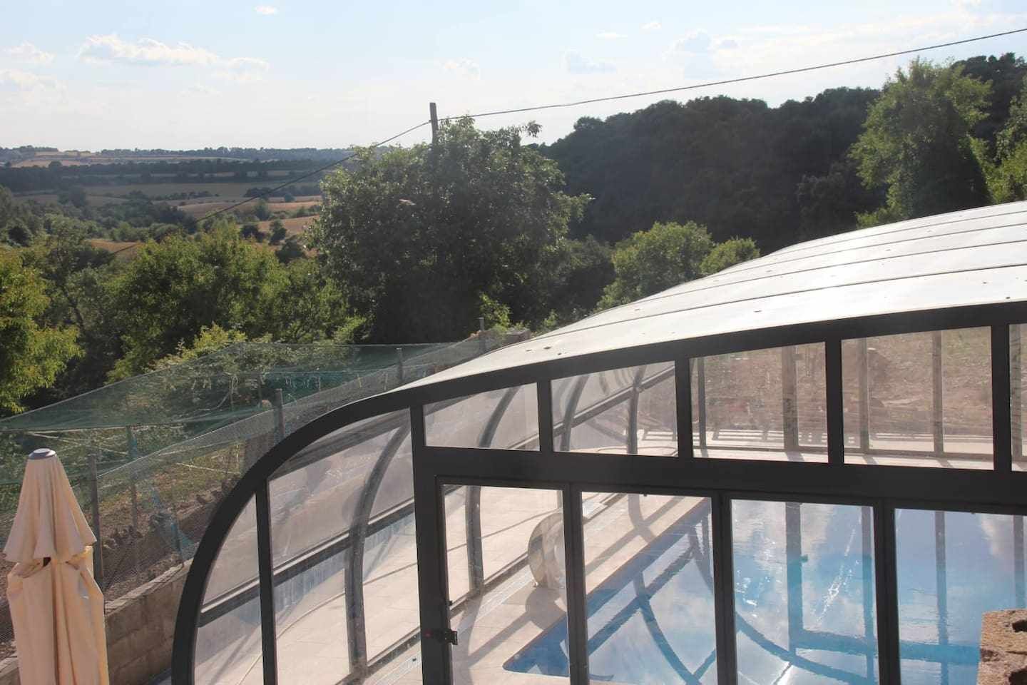 Een binnenzwembad en een verwarmd zwembad