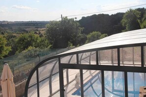 Una piscina cubierta, una piscina climatizada