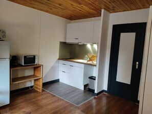 Een koelkast, een microgolfoven, een oven, een kookplaat