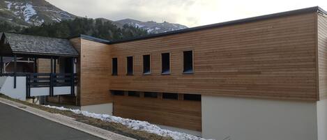 المنشأة من الخارج