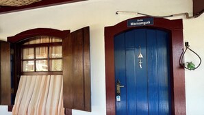 Entrada de un hotel con una puerta azul que dice "Suite Mangua".