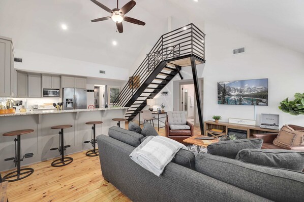 Fernseher, Kamin, Arbeitsbereiche