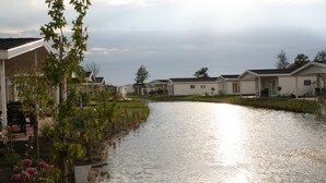 Un canal bordé de maisons d’un seul côté.
