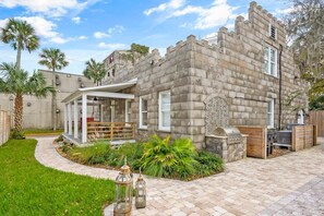 Terrace/patio - Stay in A Castle In St. Augustine, Hot Tub, Fireplace (St. Augustine)