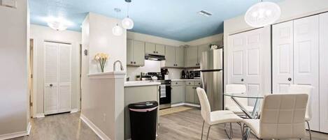 冰箱、微波炉、烤箱、炉灶