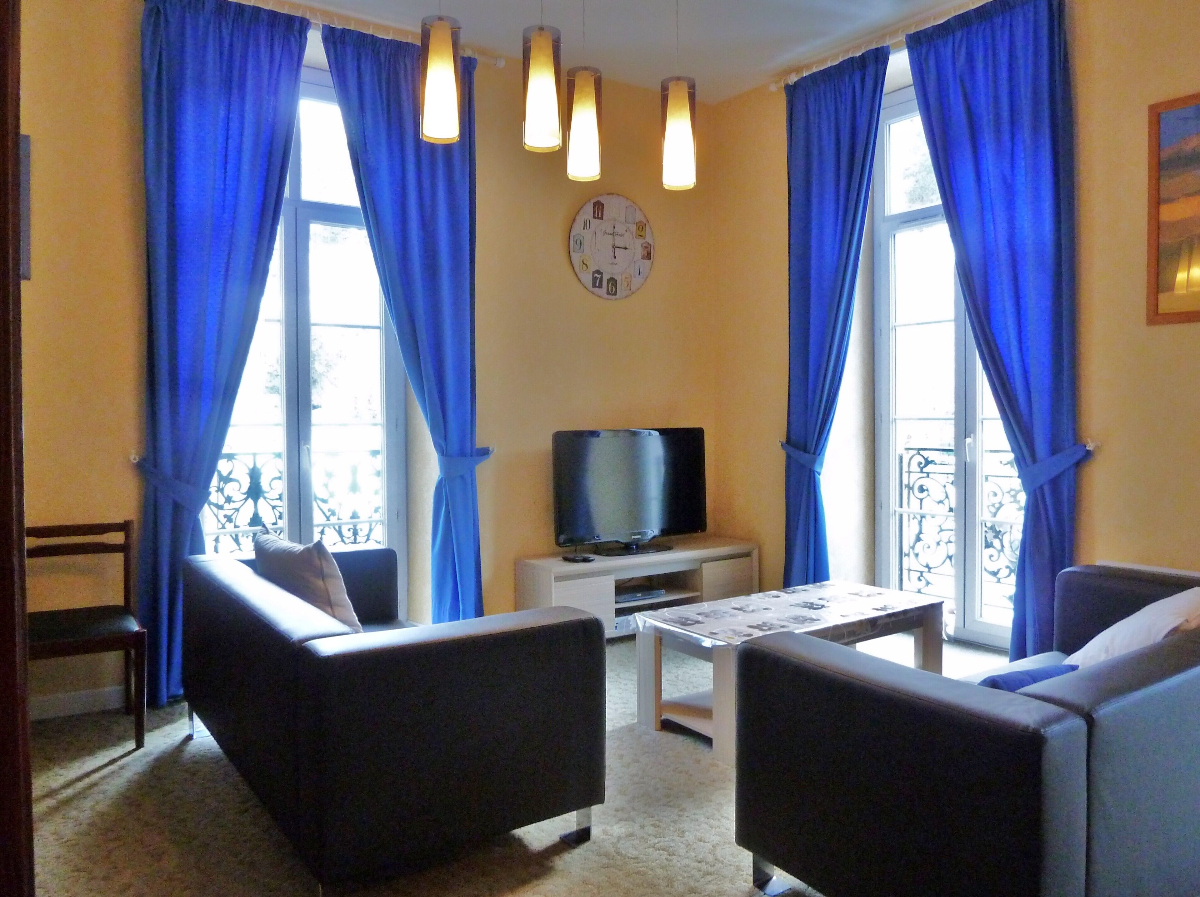 Large bright apartment, 3 bedrooms, sleeps 8 100m2