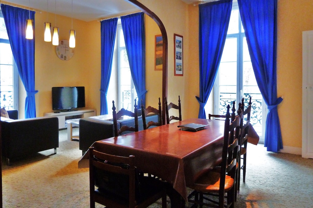 Large bright apartment, 3 bedrooms, sleeps 8 100m2