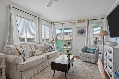 First-Floor Crystal Coast Condo - Walk to Beach & Pool