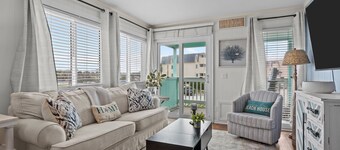 First-Floor Crystal Coast Condo - Walk to Beach & Pool
