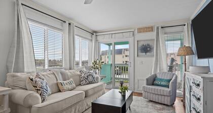 First-Floor Crystal Coast Condo - Walk to Beach & Pool